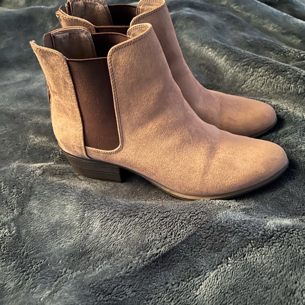 Easy Spirit tan booties